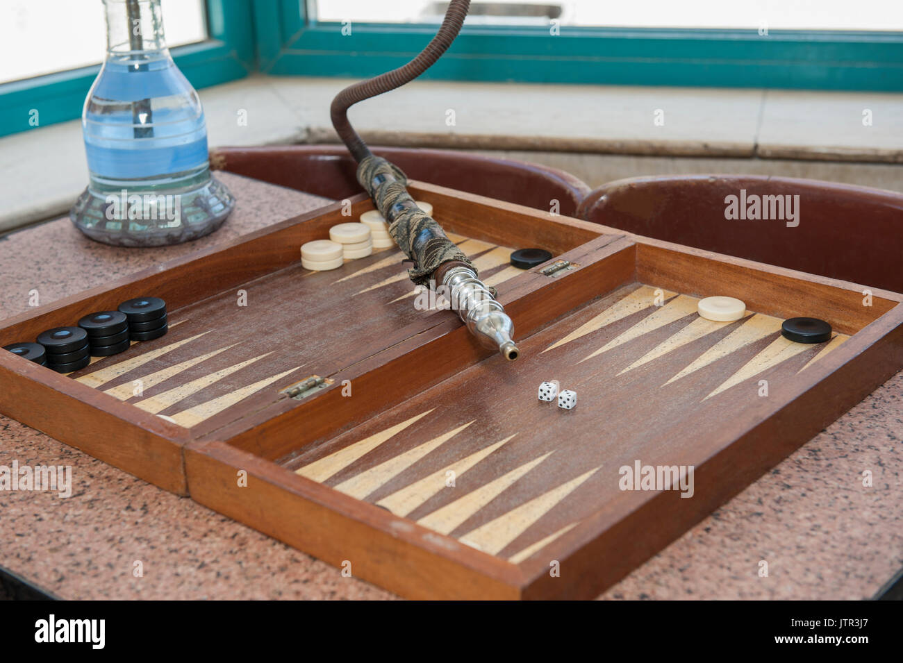 Primo piano del bordo del backgammon gioco e pipa ad acqua shisha in tradizionale egiziana street cafe caffetteria Foto Stock
