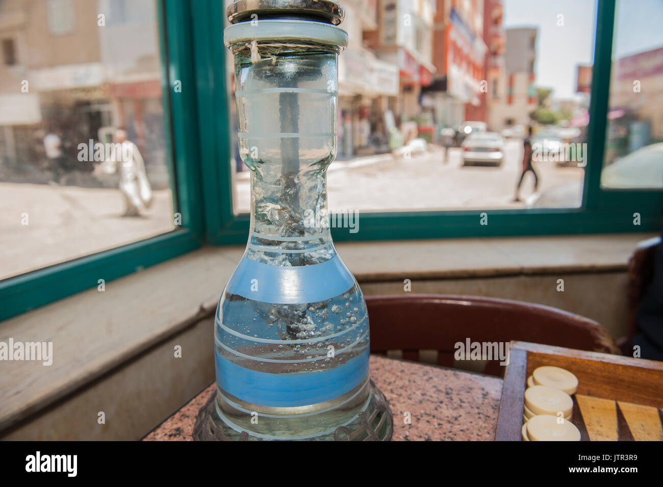 Primo piano del bordo del backgammon gioco e pipa ad acqua shisha in tradizionale egiziana street cafe caffetteria Foto Stock