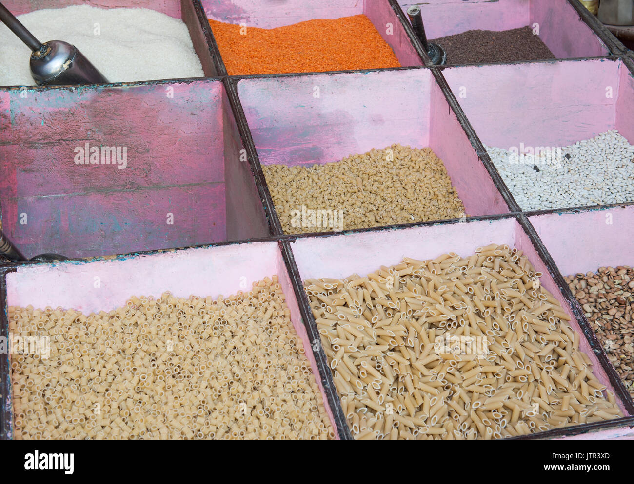 La visualizzazione di vari pasta e lenticchie al tradizionale egiziana street market in stallo Foto Stock