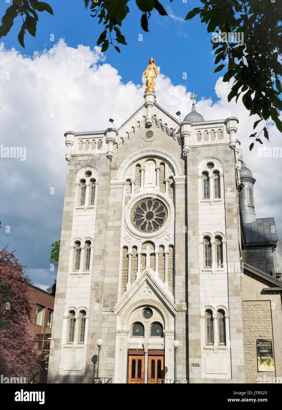 Parte anteriore esterno della chiesa in una piccola parrocchia nella vecchia Montreal, Canada Foto Stock