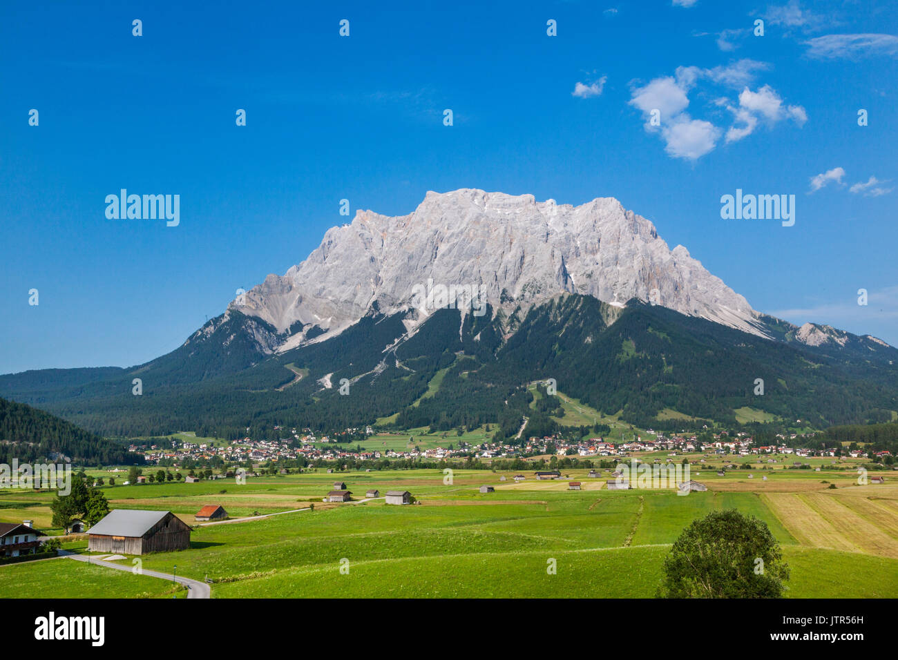 Austria, Tirolo, Alpi calcaree a nord delle Alpi Orientali e vista delle montagne del Wetterstein con il massiccio dello Zugspitze Gruppo attraverso il Ehrwald bacino. Foto Stock