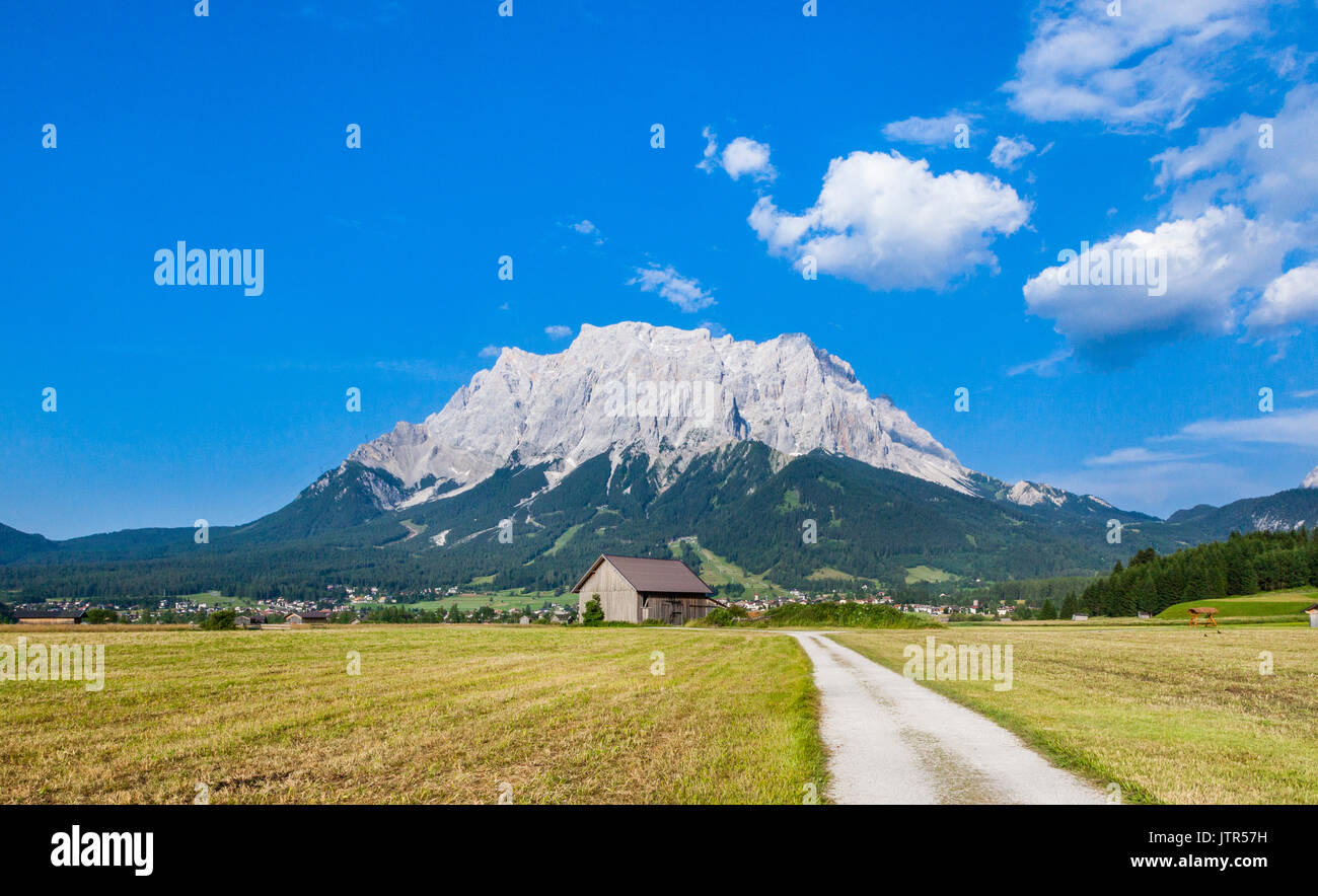 Austria, Tirolo, Alpi calcaree a nord delle Alpi Orientali e vista delle montagne del Wetterstein con il massiccio dello Zugspitze Gruppo attraverso il Ehrwald bacino. Foto Stock
