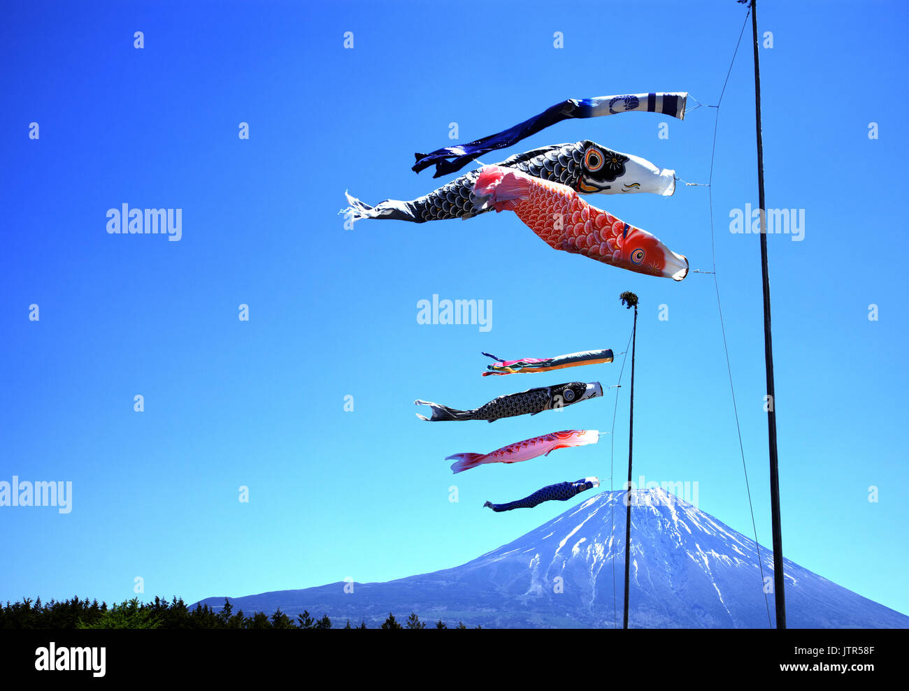 Colorati Kites Koinobori Carp contro un cielo blu clea alle Highlands Asagiri con il Monte Fuji sullo sfondo in Giappone Foto Stock