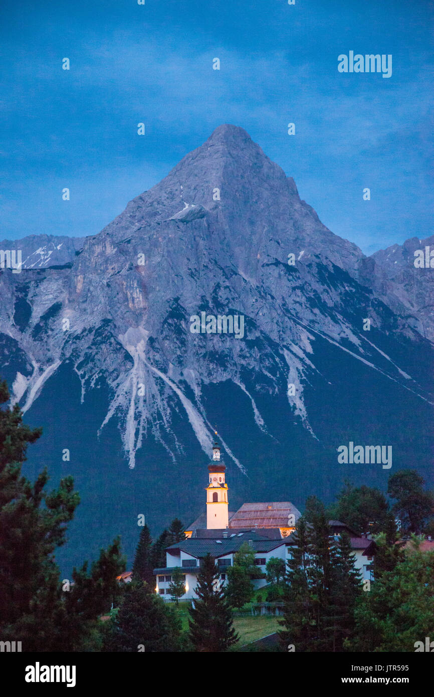 Austria, Tirolo, Alpi Orientali, Lermoos con Santa Caterina Chiesa, vista serale della gamma di Mieming con prominenti 2417 metro Ehrwalder Sonnenspitze in Foto Stock