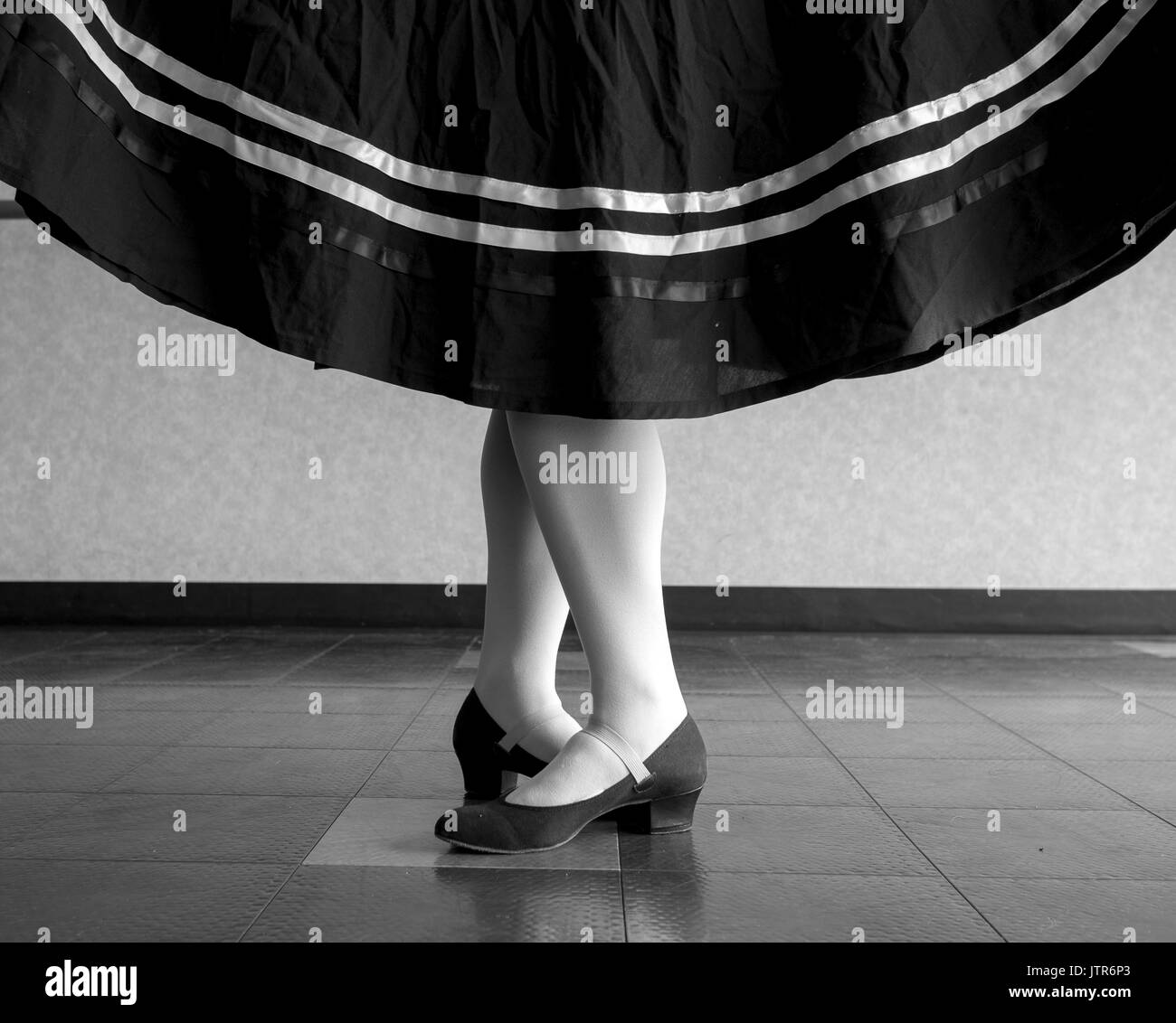 Versione in bianco e nero di carattere Ballet, quinta posizione con mantello trattenuto Foto Stock