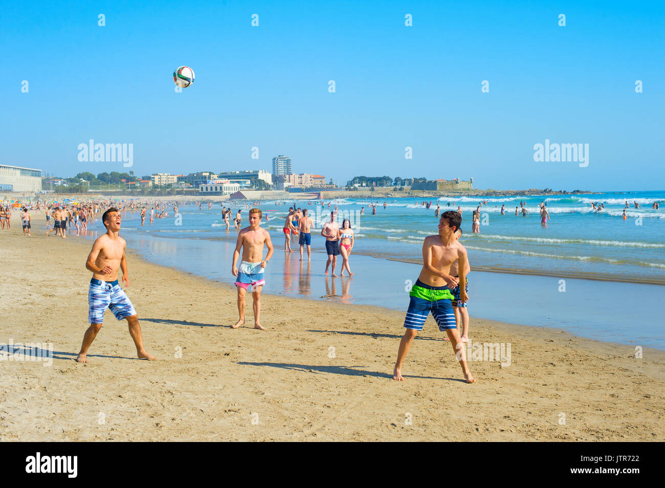 PORTO, Portogallo - giu 16, 2017: i giovani uomini a giocare a calcio sulla spiaggia. Il calcio è il gioco più popolare gioco in Portogallo Foto Stock