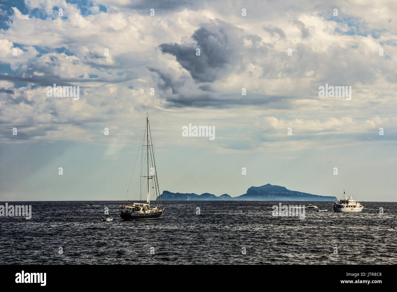 Vista panoramica della città di Napoli (Napoli) con l'isola di Capri, Campania, Italia meridionale Foto Stock