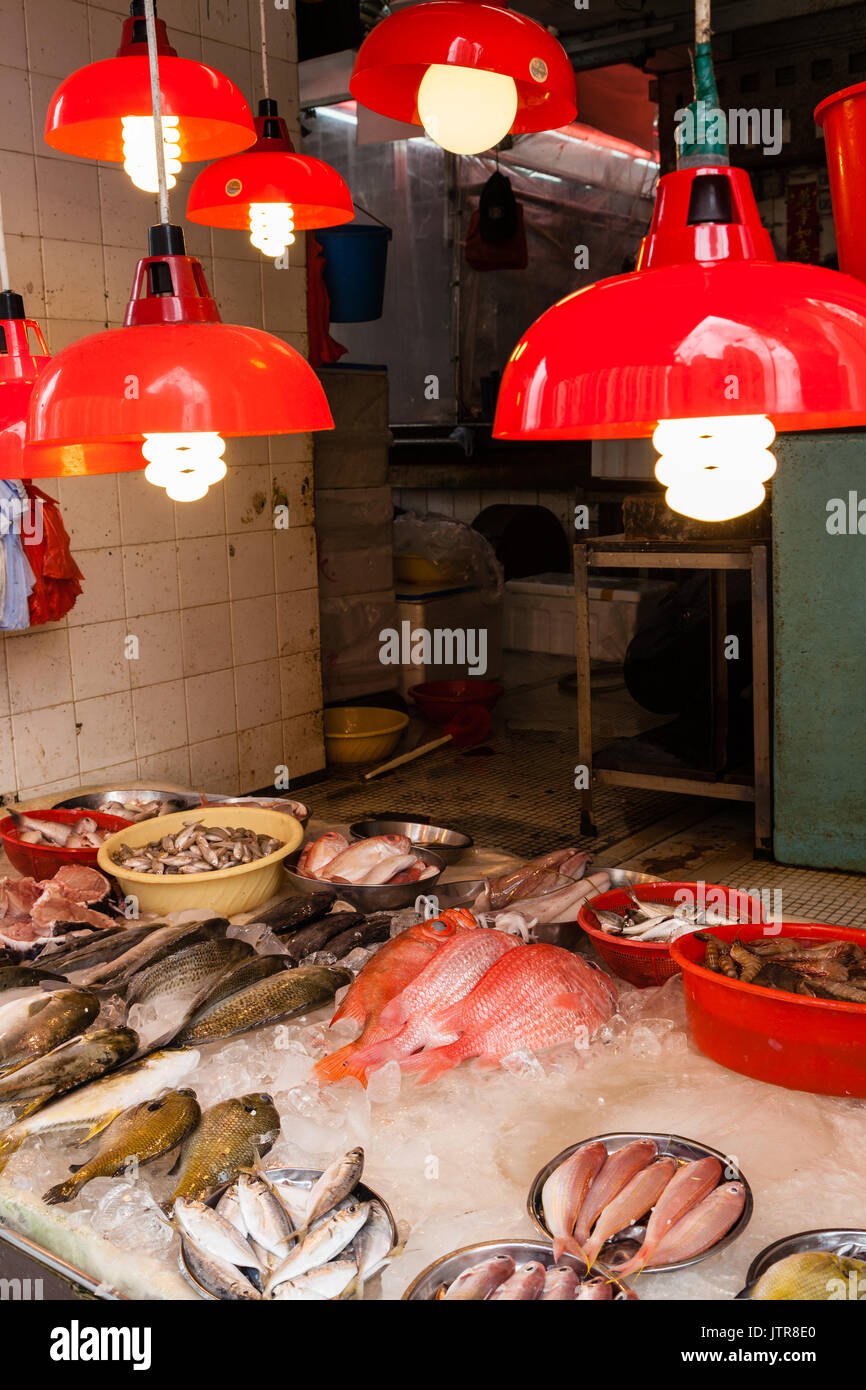 HONG KONG, Luglio 5, 2017: un negozio vendita frutti di mare a una strada del mercato di Hong Kong del vecchio quartiere residenziale di Quarry Bay. Foto Stock