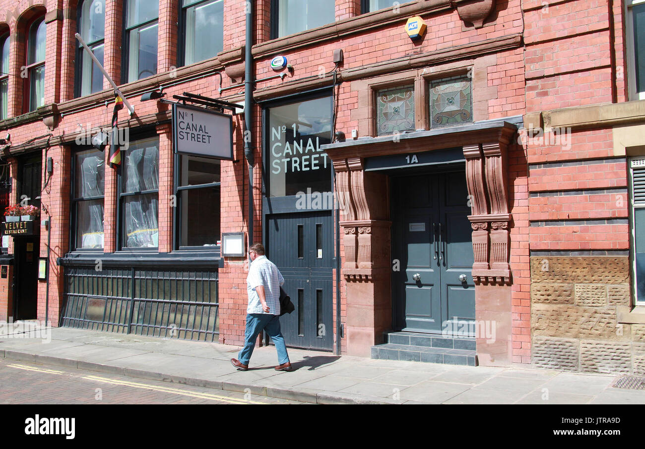 Uomo che cammina verso il basso Canal Street di Manchesters Gay Village Foto Stock