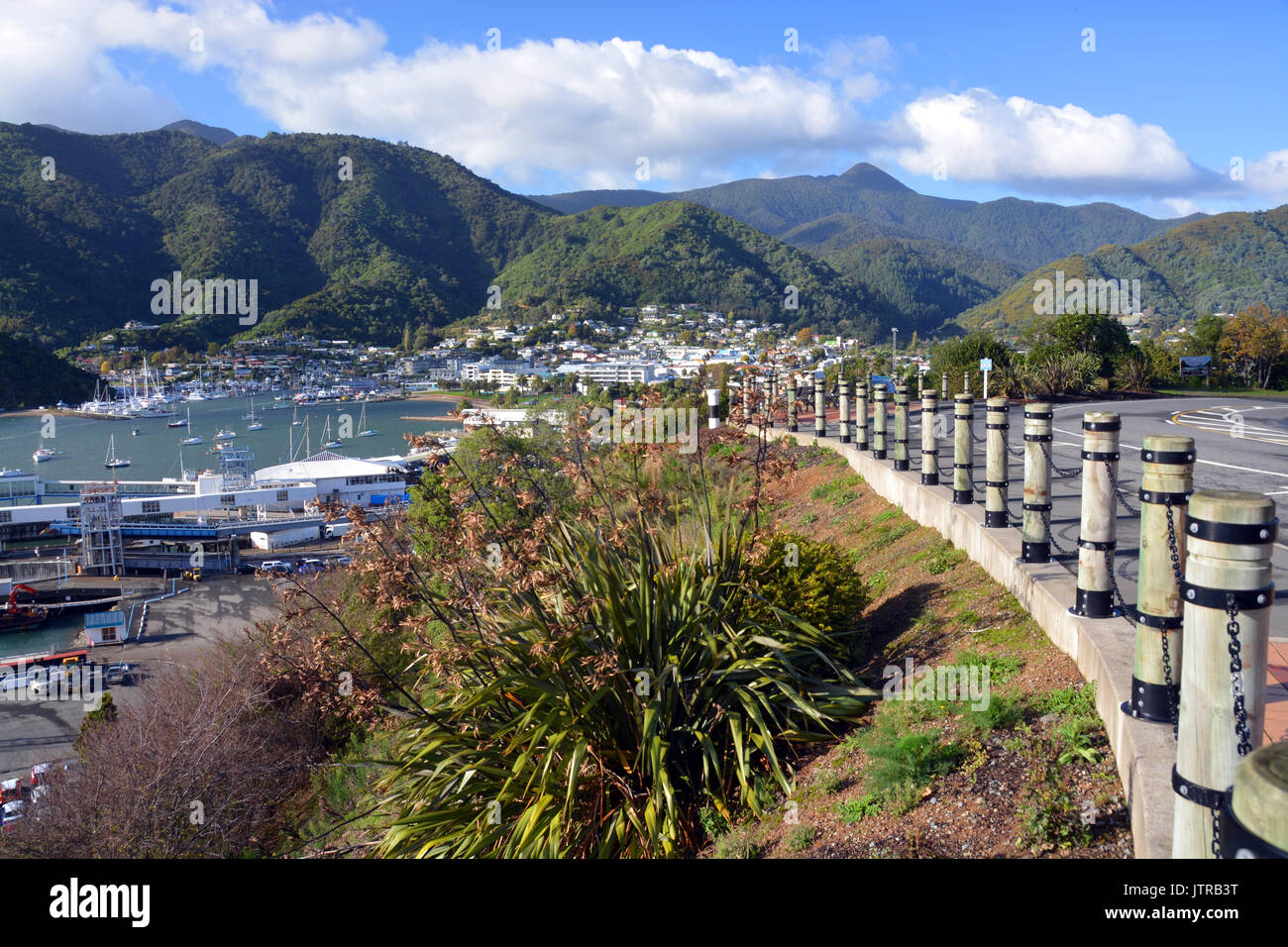 Picton, Nuova Zelanda - 19 Aprile 2014: Picton Marina e Città del Marlborough Sounds visto dal Queen Charlotte Drive. Foto Stock