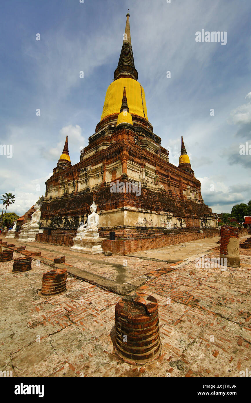 Rovine del chedi di Wat Yai Chaimongkol tempio, Ayutthaya, Thailandia Foto Stock