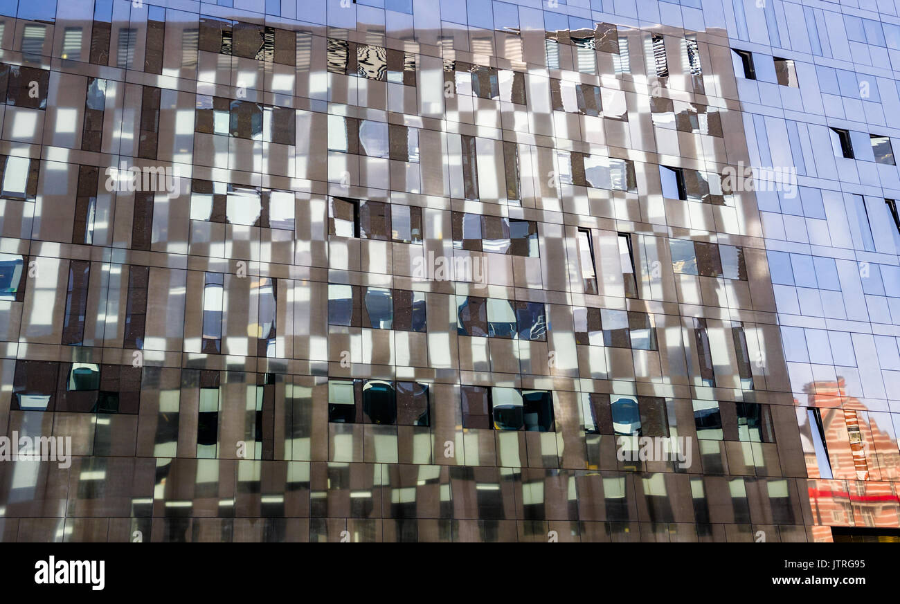 Edificio moderno design con pannelli di vetro riflettente. Foto Stock