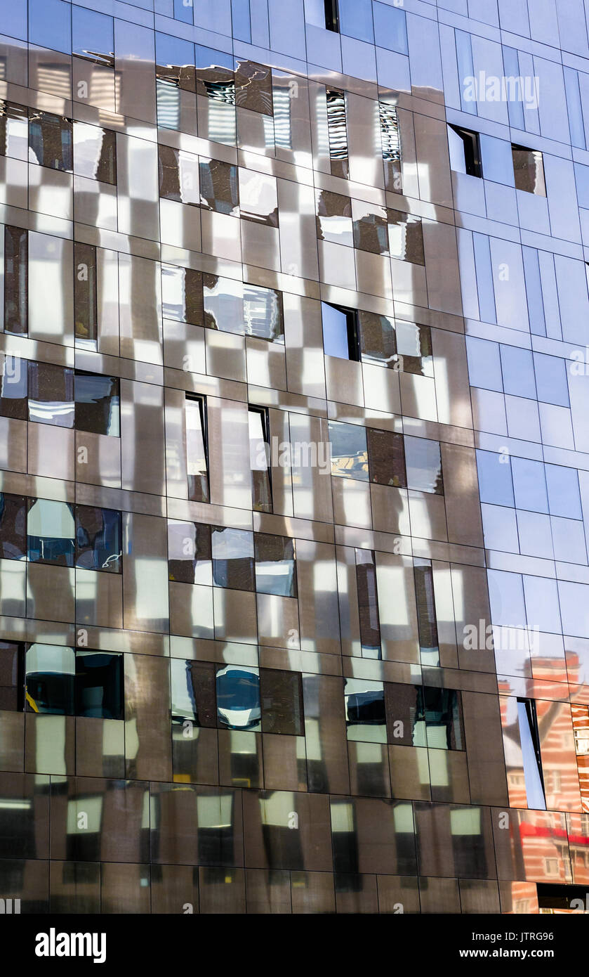 Edificio moderno design con pannelli di vetro riflettente. Foto Stock