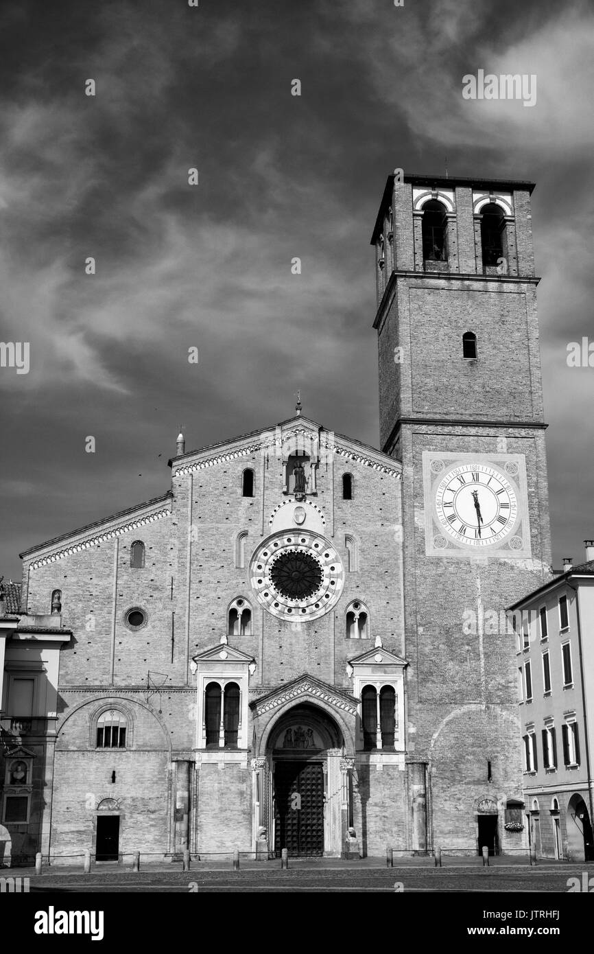 Lodi (Lombardia, Italia): la cattedrale medievale (Duomo), facciata. In bianco e nero Foto Stock