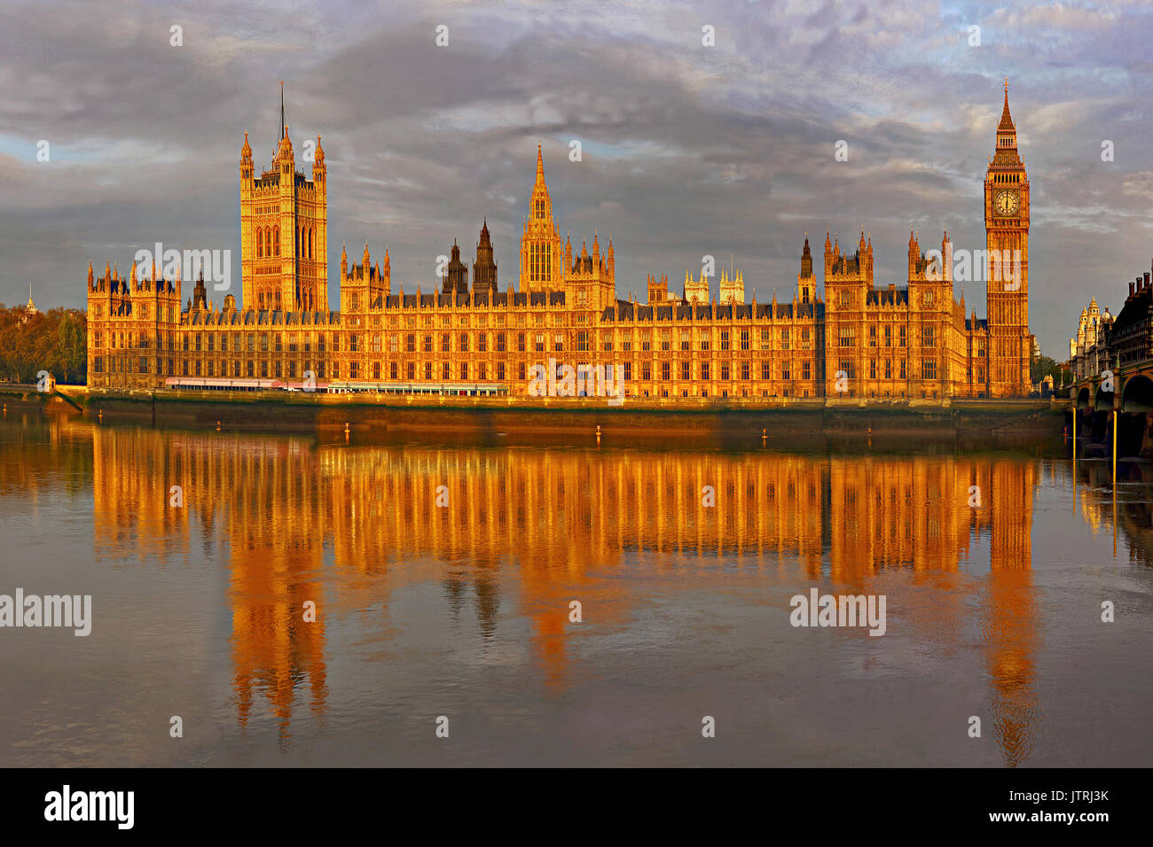 LONDRA, UK - 03 MAGGIO 2008: Vista esterna del Parlamento con riflessione sul Tamigi Foto Stock