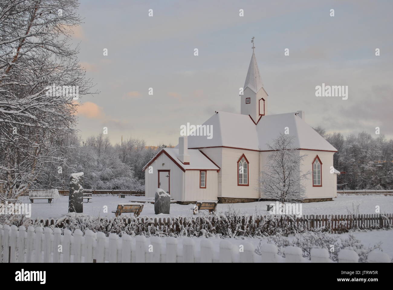 Bella chiesa bianca in Norvegia Foto Stock