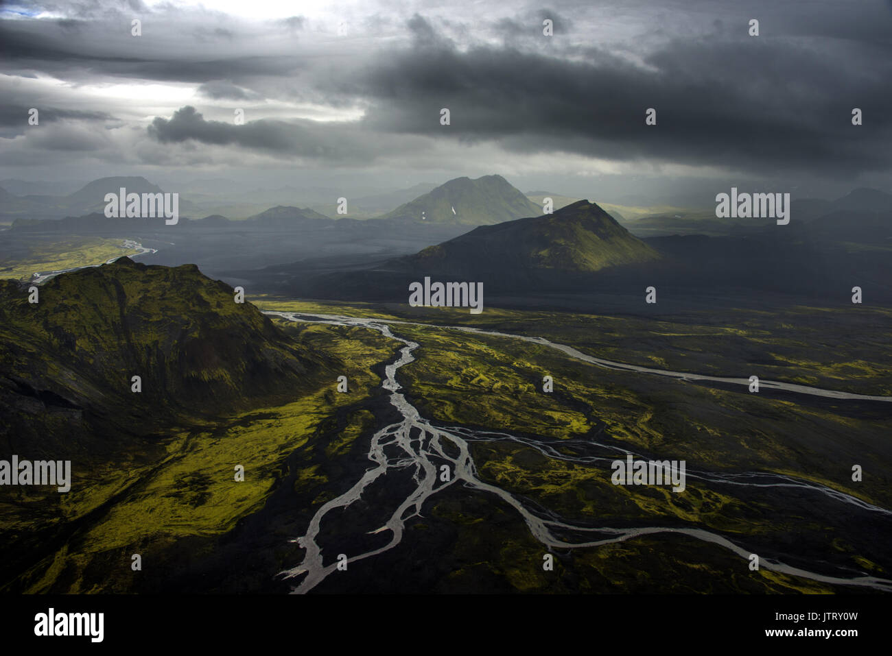 Il movimento serpeggiante fiume delta sotto un cielo tempestoso in mezzo il drammatico, vulcanico, sub paesaggi alpini di Islanda Foto Stock