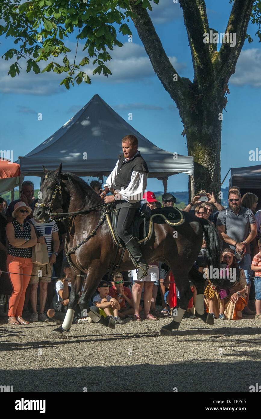 Cavaliere a cavallo, durante le celebrazioni per il giorno della Bastiglia nel medioevo hilltop village di Cordes-sur-Ciel-Ciel, Occitanie, Francia. Foto Stock