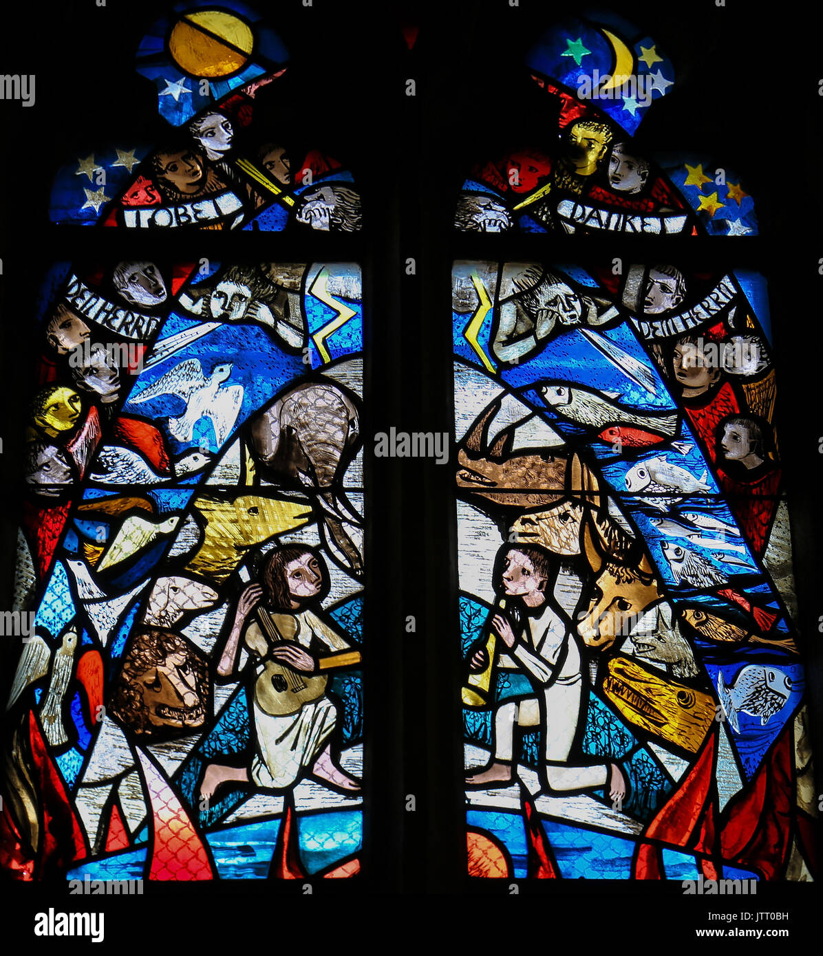 Il vetro macchiato in la chiesa Stiftskirche di Tubinga, raffiguranti la creazione con uccelli, pesci, mammiferi en due bambini di riproduzione di musica Foto Stock