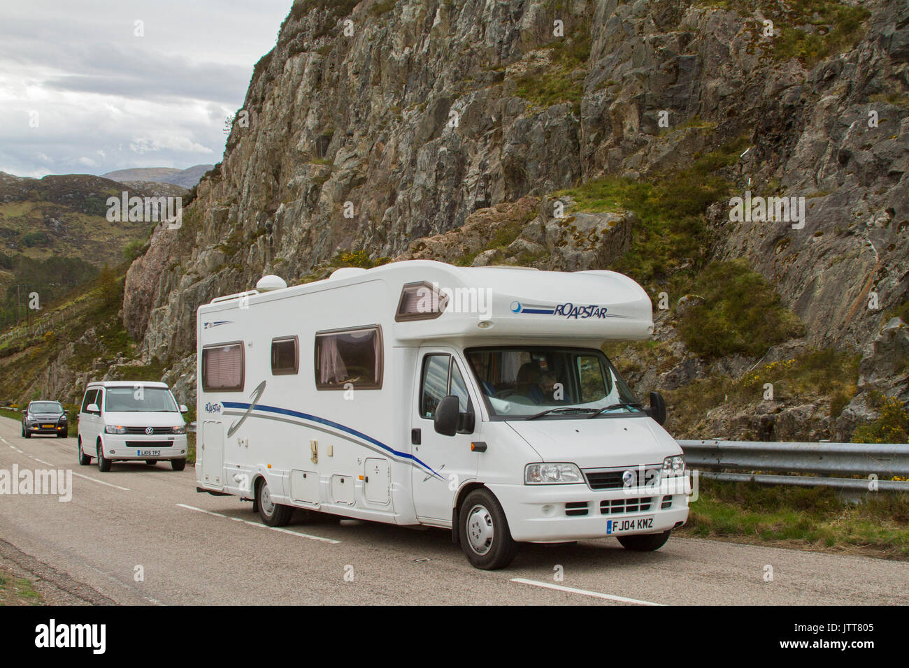 Camper sulla strada vicino a Poolewe, SCOZIA Foto Stock