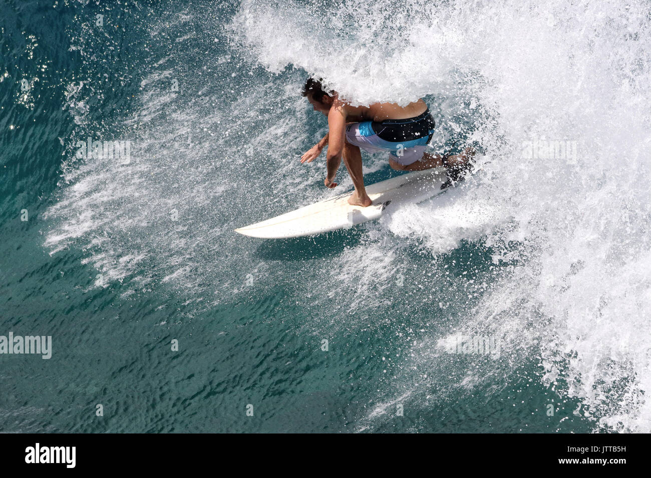Surfista irriconoscibile nel tubo di un'onda di maui. Foto Stock