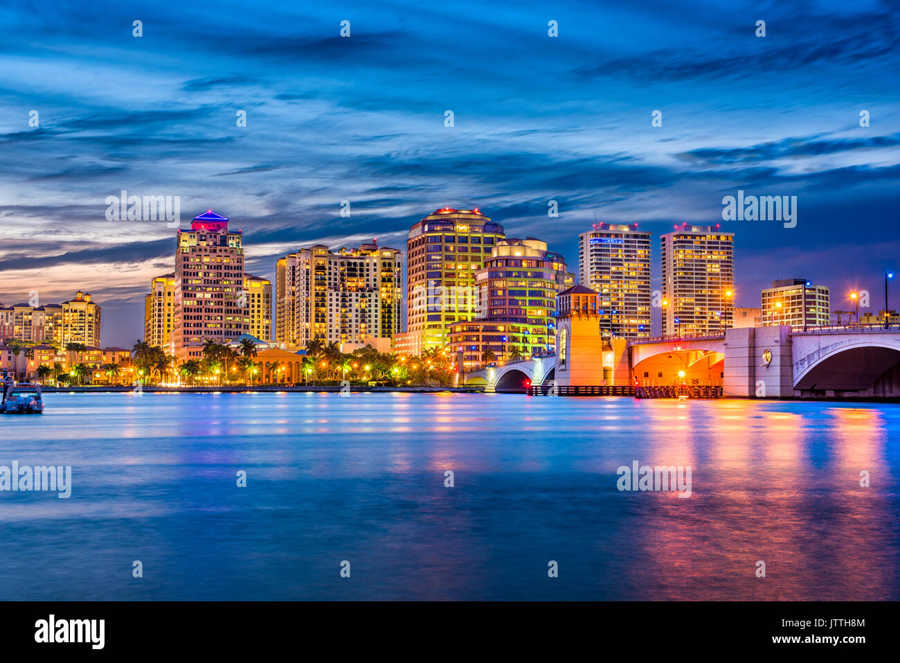 West Palm Beach, Florida, Stati Uniti d'America skyline del centro sulle vie navigabili. Foto Stock