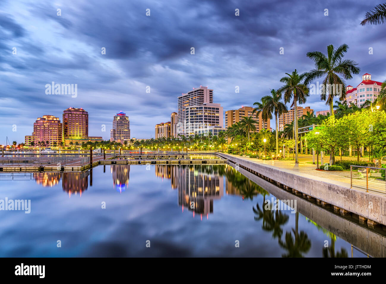 West Palm Beach, Florida, Stati Uniti d'America skyline del centro sulle vie navigabili. Foto Stock