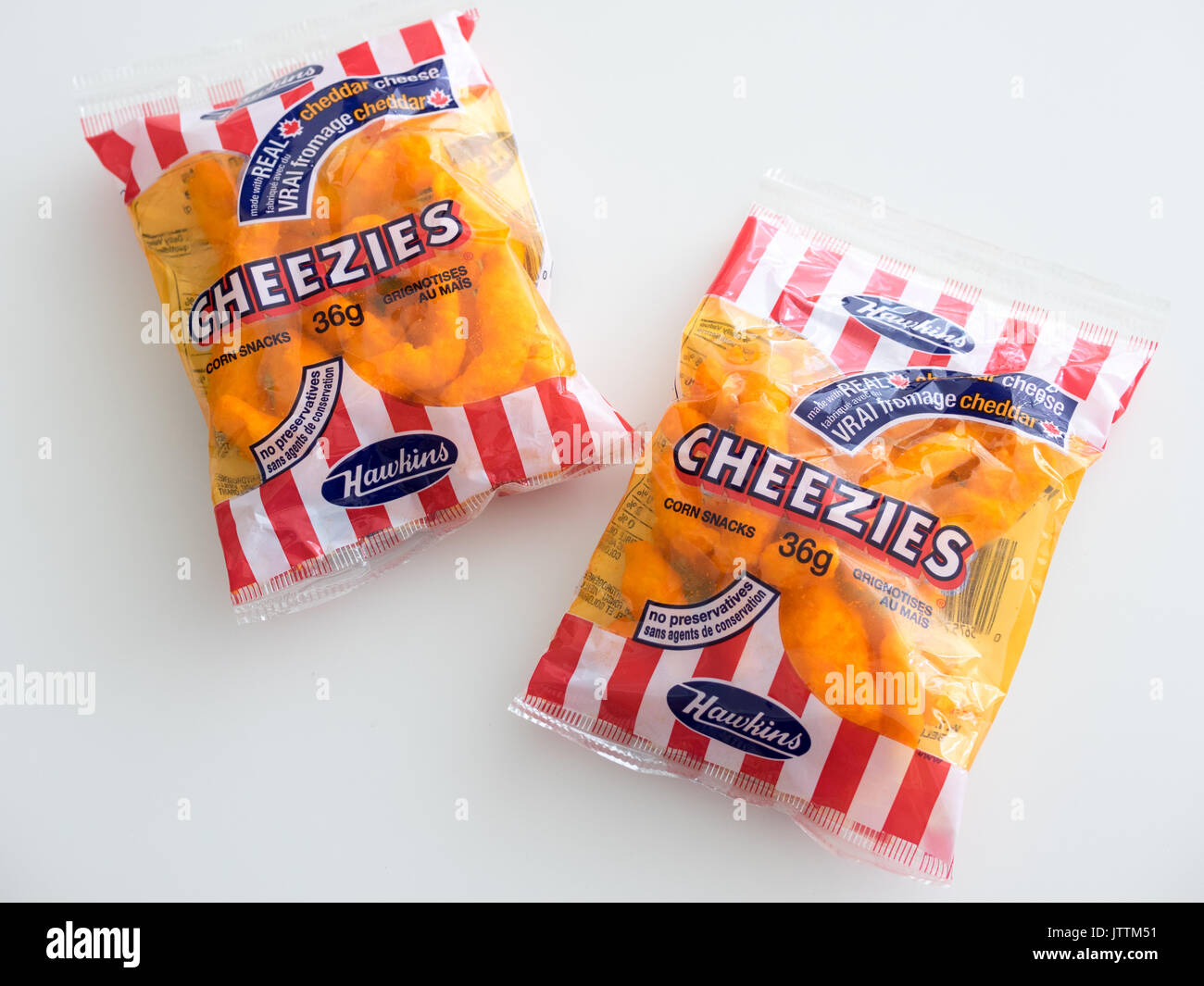 Sacchetti di Cheezies, una marca di formaggio bignè snack food realizzati e venduti in Canada da W.T. Hawkins Ltd. Foto Stock