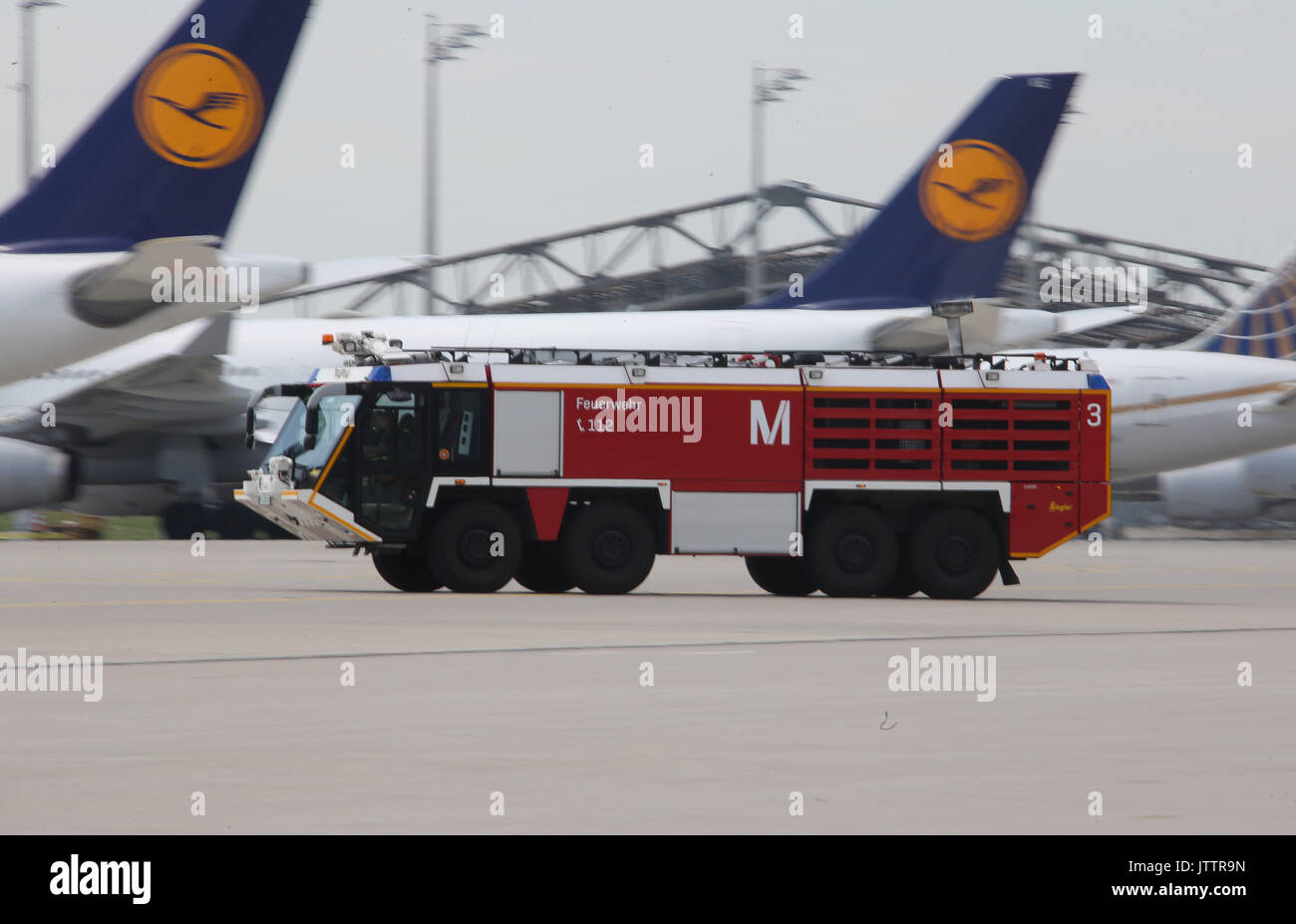 Monaco di Baviera, Germania. 7 Luglio, 2017. Un motore Fire in aeroporto di Monaco di Baviera, Germania, il 7 luglio 2017. L'aeroporto vigili del fuoco è in servizio 24 ore al giorno ed è responsabile per la pianificazione e il coordinamento e le distribuzioni di emergenza in tutta l'aeroporto. Foto: Stephan Jansen/dpa/Alamy Live News Foto Stock