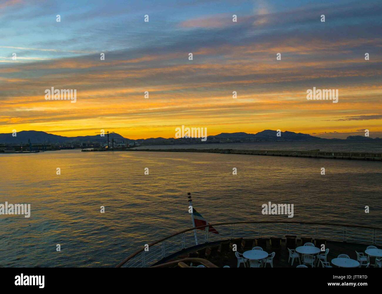 Ottobre 17, 2004 - Marsiglia, Bouches-du-RhÃ' ne, Francia - da una nave da crociera, all'alba, un multi-colore di cielo, copre gli approcci per la città di Marsiglia. Sulle coste del Mediterraneo e il più grande porto francese per il commercio e le navi da crociera, Marsiglia è anche una destinazione preferita dai turisti. Credito: Arnold Drapkin/ZUMA filo/Alamy Live News Foto Stock