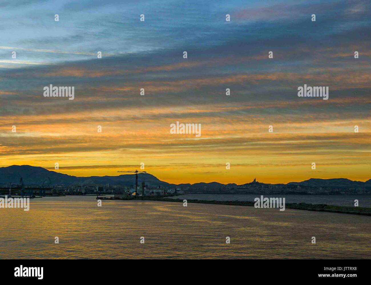 Ottobre 17, 2004 - Marsiglia, Bouches-du-RhÃ' ne, Francia - All'alba, un multi-colore di cielo, copre gli approcci per la città di Marsiglia. Sulle coste del Mediterraneo e il più grande porto francese per il commercio e le navi da crociera, Marsiglia è anche una destinazione turistica preferita.All'alba, un multi-colore di cielo, copre gli approcci per la città di Marsiglia. Sulle coste del Mediterraneo e il più grande porto francese per il commercio e le navi da crociera, Marsiglia è anche una destinazione preferita dai turisti. Credito: Arnold Drapkin/ZUMA filo/Alamy Live News Foto Stock