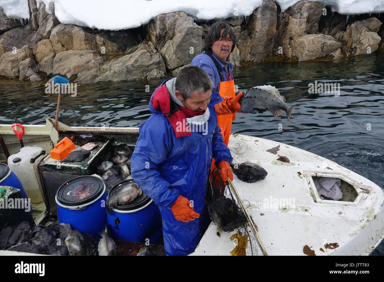 Nuuk, Groenlandia. Il 3 maggio, 2017. Due pescatori nel fiordo di Nuuk, Groenlandia, 3 maggio 2017. Intorno 50 tedesco ex-pacche live su scarsamente popolata isola artica. Foto: Julia Wäschenbach/dpa/Alamy Live News Foto Stock