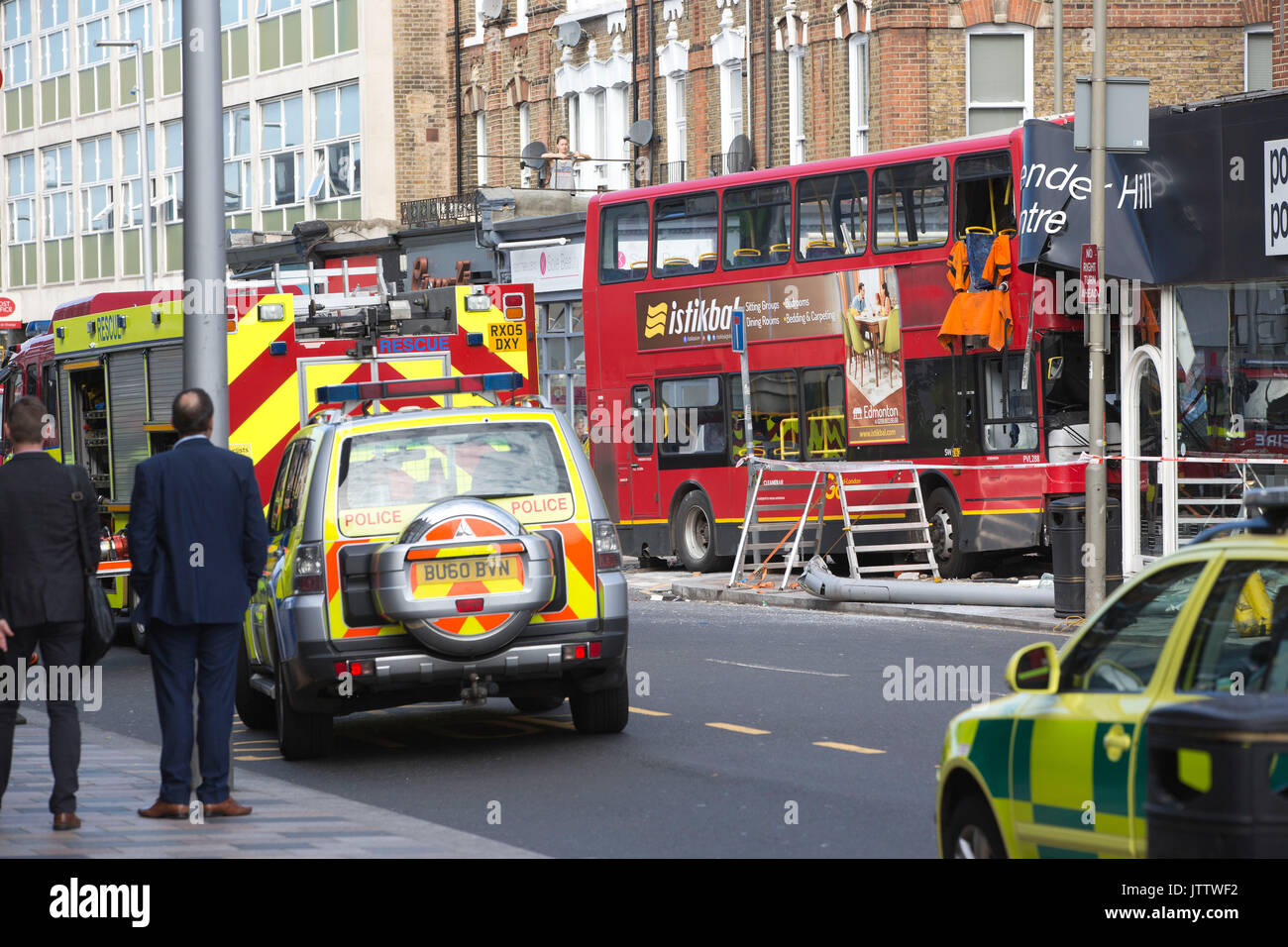 Clapham Bus Crash sulla collina di lavanda, a sud-ovest di Londra, Regno Unito. 10 Ago, 2017. Credito: Clickpics/Alamy Live News Foto Stock