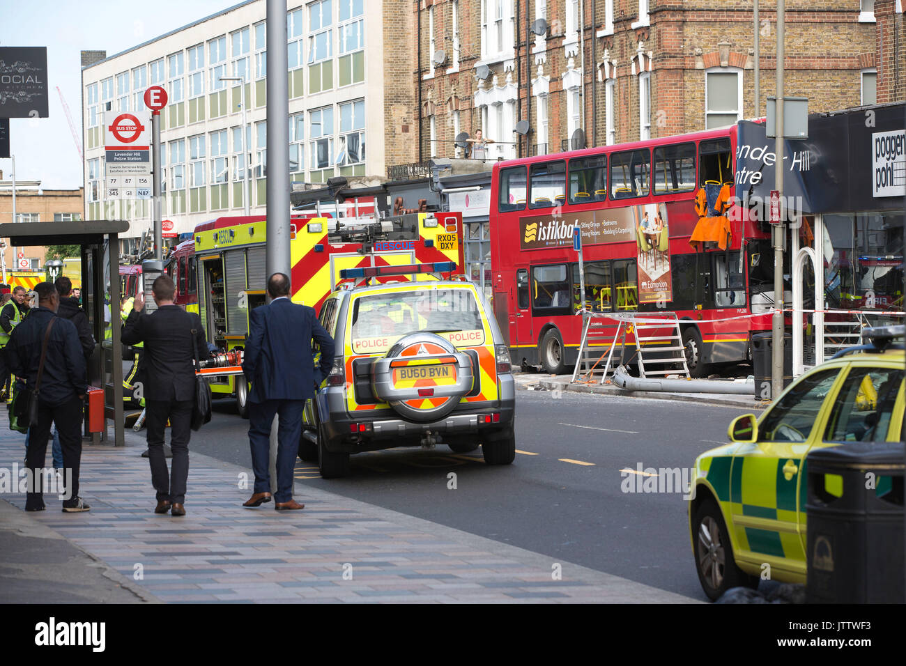 Bus Double-Decker crash sulla A306 a Clapham, Battersea, Londra, Regno Unito. 10.08.2017 servizi di emergenza era per tagliare i passeggeri dal double-decker bus relitto che entra in collisione con un edificio. Una stima di 10 persone necessarie trattamento presso la scena del bus crash sulla collina di lavanda, a sud-ovest di Londra, Regno Unito. 10 Ago, 2017. Credito: Clickpics/Alamy Live News Foto Stock