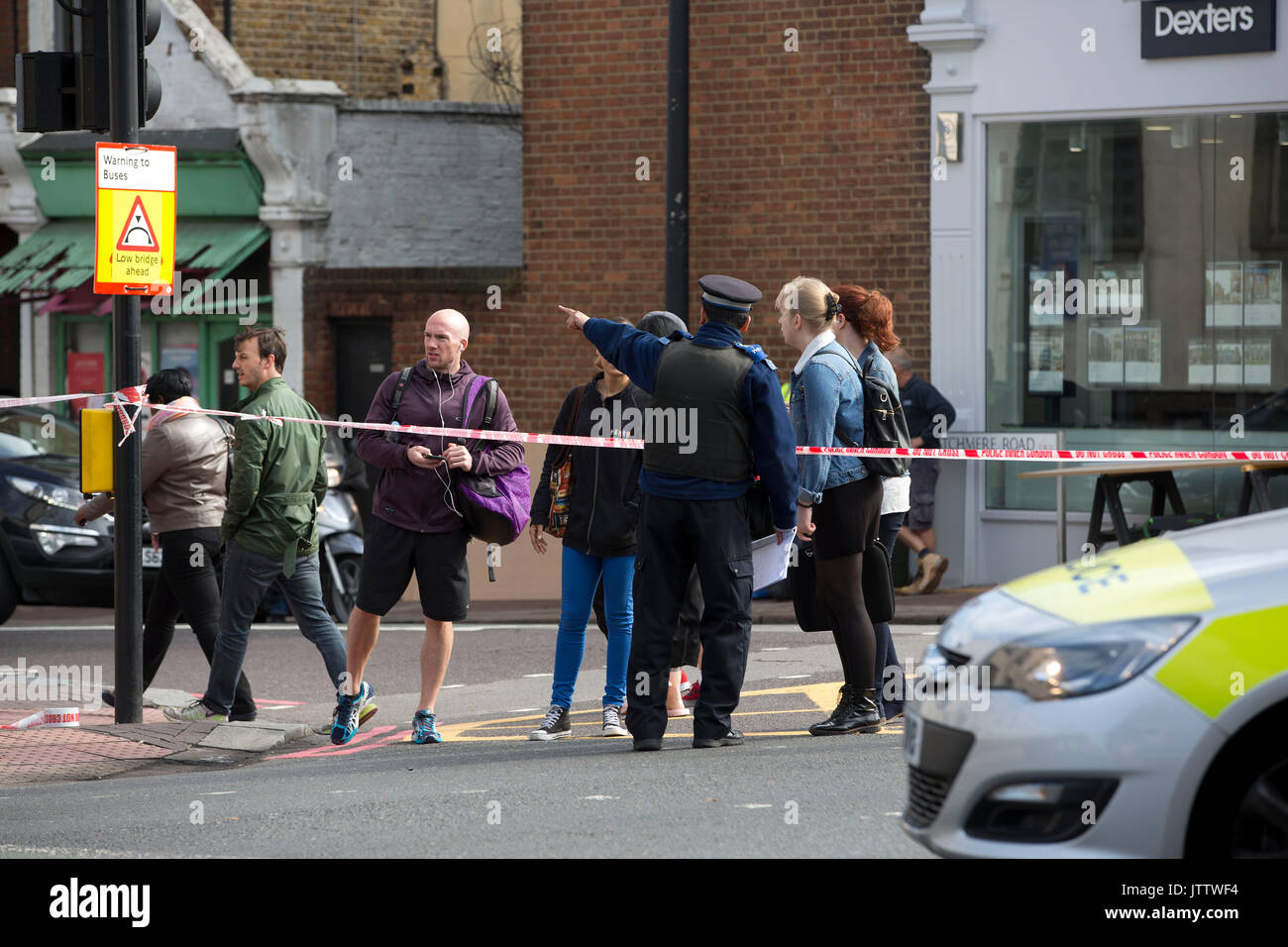 Bus Double-Decker crash sulla A306 a Clapham, Battersea, Londra, Regno Unito. 10.08.2017 servizi di emergenza era per tagliare i passeggeri dal double-decker bus relitto che entra in collisione con un edificio. Una stima di 10 persone necessarie trattamento presso la scena del bus crash sulla collina di lavanda, a sud-ovest di Londra, Regno Unito. 10 Ago, 2017. Credito: Clickpics/Alamy Live News Foto Stock