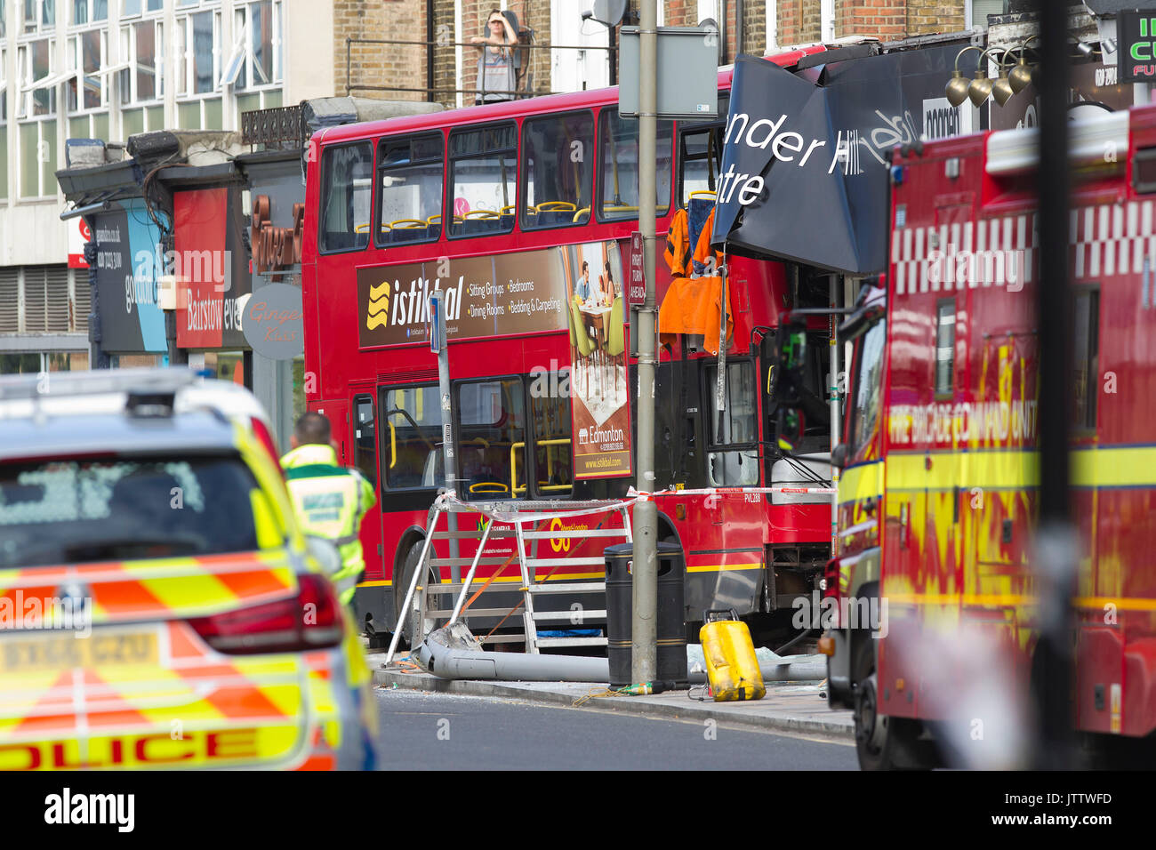 Bus Double-Decker crash sulla A306 a Clapham, Battersea, Londra, Regno Unito. 10.08.2017 servizi di emergenza era per tagliare i passeggeri dal double-decker bus relitto che entra in collisione con un edificio. Una stima di 10 persone necessarie trattamento presso la scena del bus crash sulla collina di lavanda, a sud-ovest di Londra, Regno Unito. 10 Ago, 2017. Credito: Clickpics/Alamy Live News Foto Stock