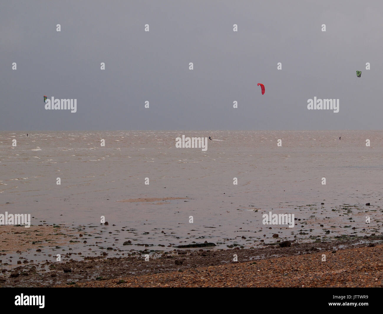 Cattedrale sul mare, Kent, Regno Unito. 10 Ago, 2017. Un wet, ventoso e fresca del mattino, con una manciata di wind e kite surfers rendendo la maggior parte delle condizioni di ariosi. Credito: James Bell/Alamy Live News Foto Stock