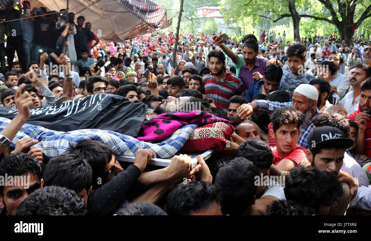 Gli abitanti di un villaggio del Kashmir portano il corpo di Zahid Ahmad un ribelle locale durante il suo funerale a Nawdal, a sud di Srinagar.Tre militanti e un civile sono stati uccisi ieri .nel Jammu e Kahmir Nawdal in uno scontro a fuoco con le forze di sicurezza, polizia detto . Credito: Sofi Suhail/Alamy Live News Foto Stock