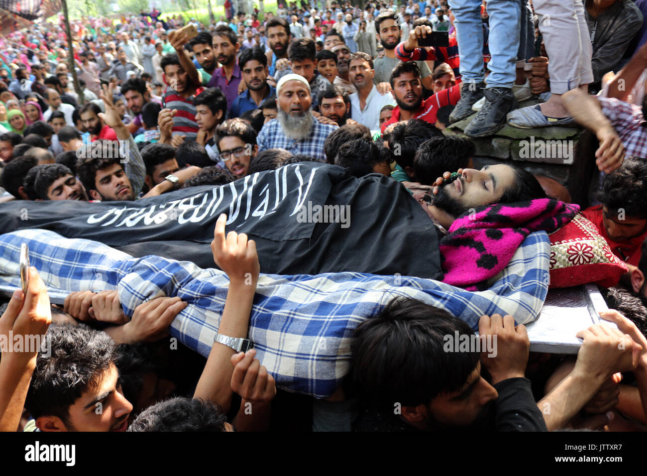 Gli abitanti di un villaggio del Kashmir portano il corpo di Zahid Ahmad un ribelle locale durante il suo funerale a Nawdal, a sud di Srinagar.Tre militanti e un civile sono stati uccisi ieri .nel Jammu e Kahmir Nawdal in uno scontro a fuoco con le forze di sicurezza, polizia detto . Credito: Sofi Suhail/Alamy Live News Foto Stock