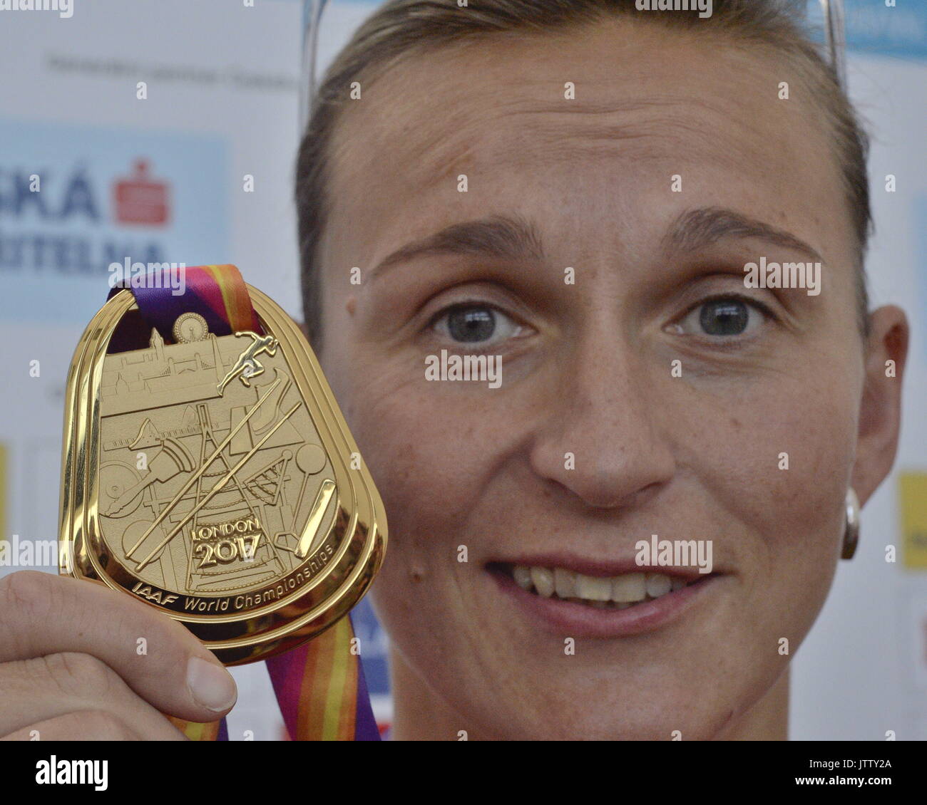 Atleta ceco (giavellotto) Barbora Spotakova mostra la sua medaglia d'oro dal London 2017 Campionati del Mondo di atletica leggera dopo l'arrivo a Praga, nella Repubblica ceca il 10 agosto 2017. (CTK foto/Michal Dolezal) Foto Stock