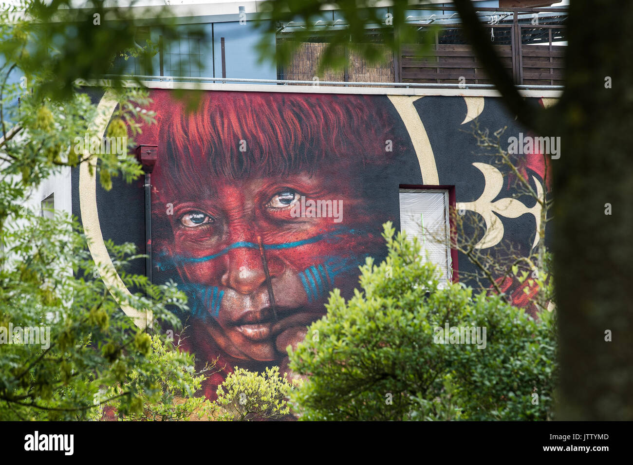 Hannover, Germania. 10 Ago, 2017. Un pezzo di graffitti dall artista britannico Dale Grimshaw raffigurato su una casa' facciata durante una street art project di Hannover, Germania, 10 agosto 2017. Il pezzo è sul display tra 03 e 11 agosto sulla facciata di una casa di Hannover. Foto: Sila Stein/dpa/Alamy Live News Foto Stock