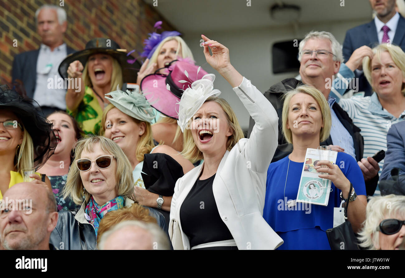 Brighton, Regno Unito. 10 Ago, 2017. Onorevoli allegria a casa un vincitore su un brillante ma breezy day a Brighton via gare Ladies Mobile giorno durante i tre giorni di Festival Maronthonbet di credito Racing: Simon Dack/Alamy Live News Foto Stock