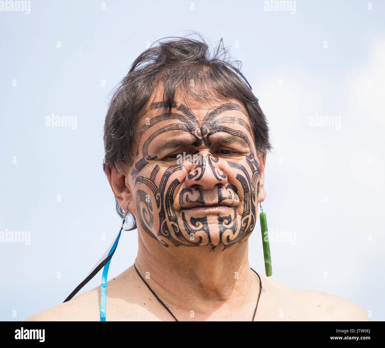 Billingham,North East England, Regno Unito, 10 Agosto, 2017. Regno Unito: meteo glorioso sole come il Te Rerenga o Te Ra Kapa Haka dance company dalla Nuova Zelanda a dare una improvvisata performance per gli acquirenti di quanto essi provano per l'Billingham Festival Internazionale del Folclore della danza mondiale ( 12-19 Agosto ), ora nel suo 43° anno. Gruppi di Ballo provenienti da tutto il mondo parteciperanno. Credito: ALAN DAWSON/Alamy Live News Foto Stock