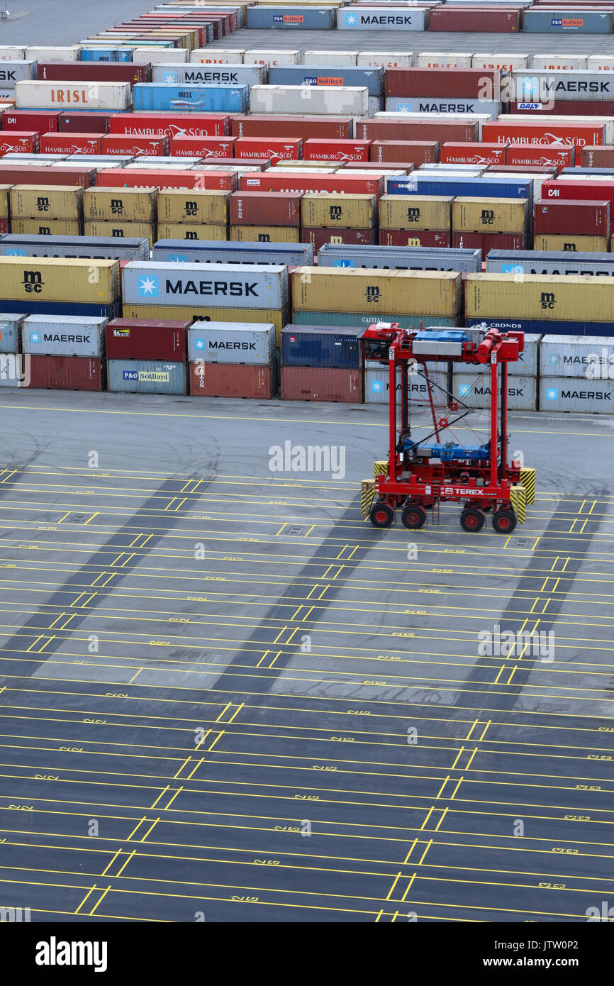 Amburgo, Germania. 05 Ago, 2017. Un van-carrier (VC) è passato alla guida di contenitori in corrispondenza del terminale di Eurogate nel porto di Amburgo, Germania, 05 agosto 2017. Foto: Christian Charisius/dpa/Alamy Live News Foto Stock
