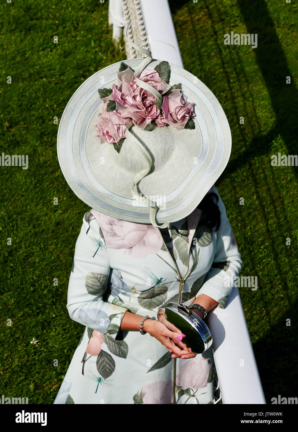 Brighton, Regno Unito. 10 Ago, 2017. Maria Cheslin era il vincitore del miglior vestito Lady a Brighton via gare Ladies Mobile giorno durante i tre giorni di Festival Maronthonbet di credito Racing: Simon Dack/Alamy Live News Foto Stock