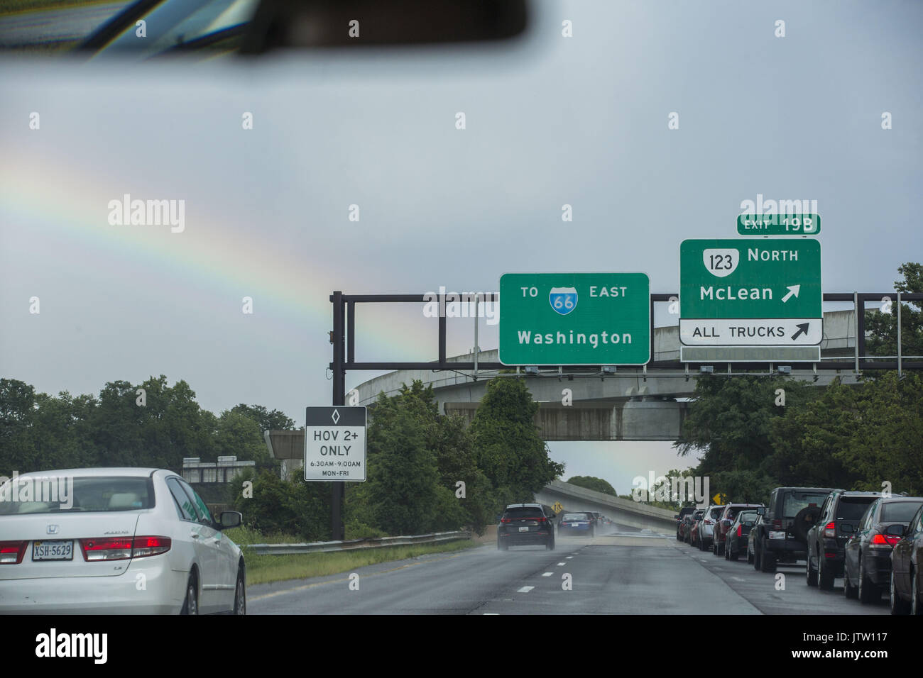 Arlington, Virginia, Stati Uniti d'America. Il 24 luglio, 2017. Un arcobaleno sulla I-66 autostrada nella Virginia del Nord dopo un acquazzone estivo. Credito: Alex Edelman/ZUMA filo/Alamy Live News Foto Stock