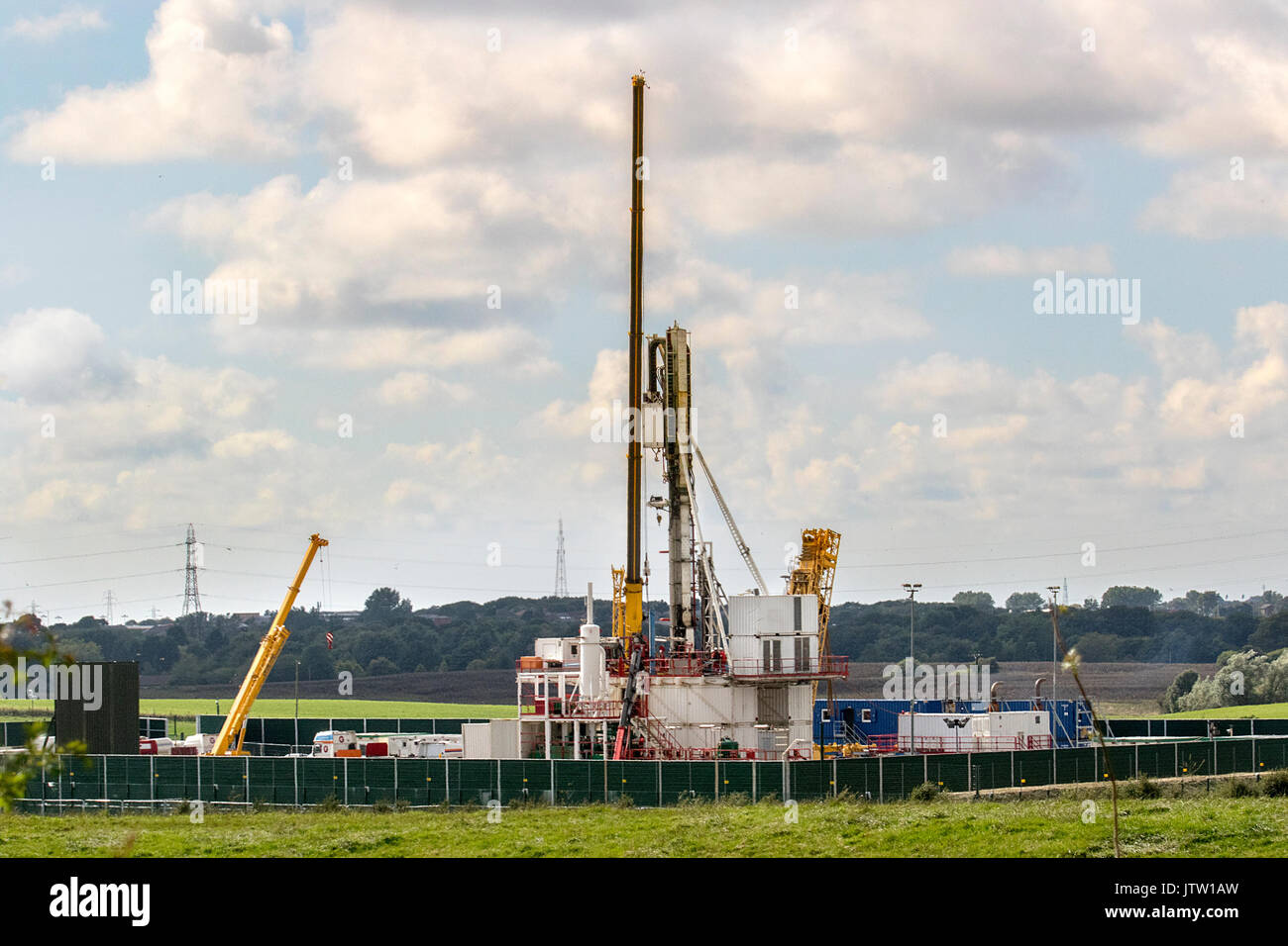 Perforazione di gas di scisto a Blackpool, Lancashire, Regno Unito. 10 agosto 2017. Caudrilla Fracking Rig in costruzione a Westby-with-Plumptons nel Fylde. I dimostranti anti anti anti-fracking hanno dichiarato che erano determinati a ritardare l'arrivo della trivellazione principale nel sito di gas di scisto di Cuadrilla. Più di 4,000 persone hanno firmato una petizione per chiedere l’applicazione delle condizioni di pianificazione nel sito di Preston New Road per la fratturazione idraulica dello shale gas di Cuadrilla nel Lancashire. Progetti di perforazione onshore a gas naturale Regno Unito Foto Stock