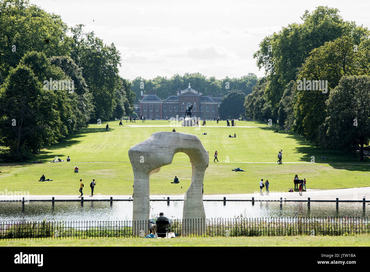 Londra, Regno Unito. 10 Agosto, 2017. I londinesi approfittate del sole nei giardini di Kensington, London, Regno Unito come un clima caldo e torna nella capitale britannica. Credito: Ben Furst/Alamy Live News. Foto Stock