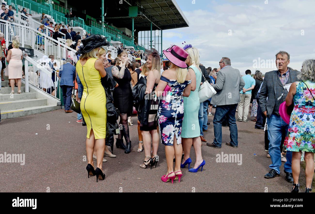 Brighton, Regno Unito. 10 Ago, 2017. Racegoers che si diverte a Brighton via gare Ladies Mobile giorno durante i tre giorni di Festival Maronthonbet di credito Racing: Simon Dack/Alamy Live News Foto Stock