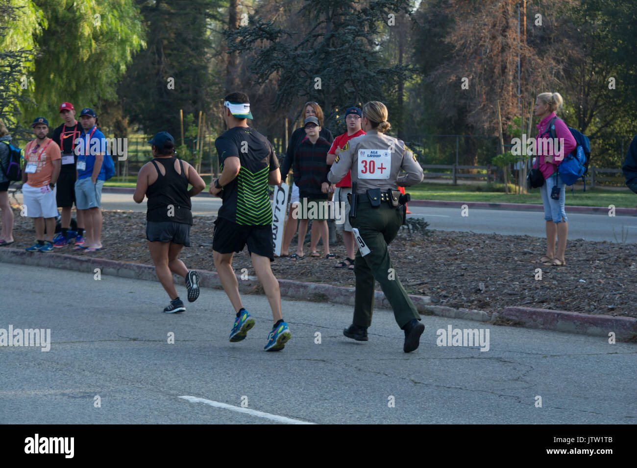 Los Angeles, CA, Stati Uniti d'America. 10 Agosto, 2017. Los Angeles Sheriff's vice corre la metà marathron in pieno uniforme in tutto il mondo la polizia e i Vigili del Fuoco Giochi 2017 a Los Angeles CA, USA Credito: Chester marrone/Alamy Live News Foto Stock